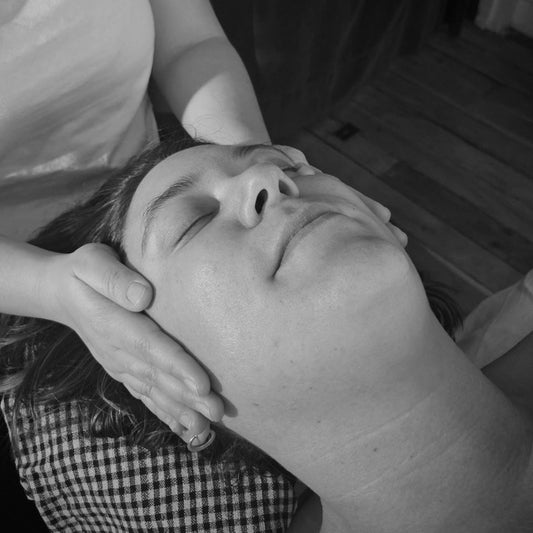 Gros plan massage tête N&B